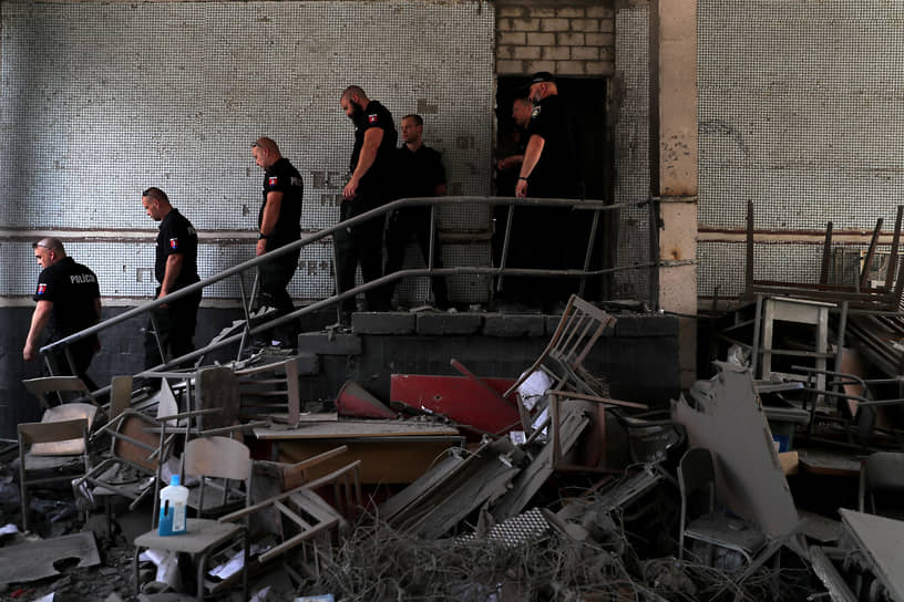 Словацкая полиция осматривает здание харьковской школы, разрушенное из-за обстрелов
