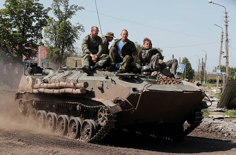 Военнослужащие ЛНР на бронетранспортере БТР-Д в городе Попасная Луганской области