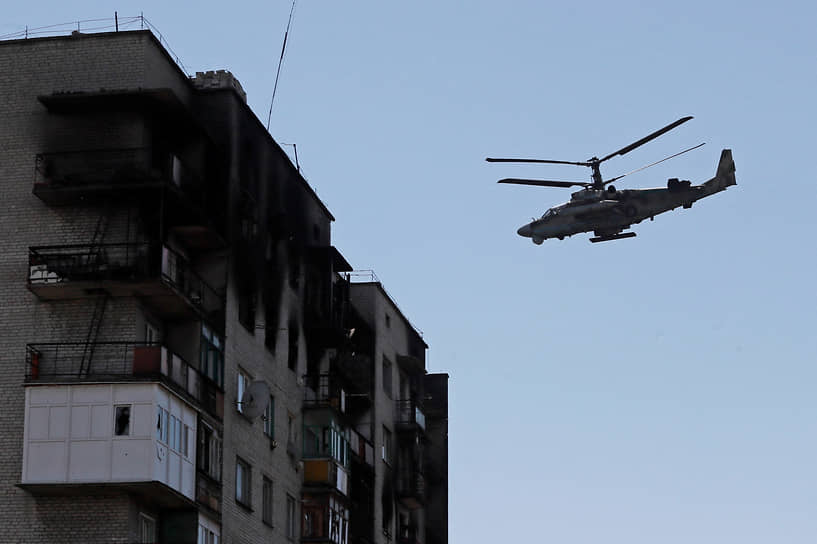 Российский ударный вертолет Ка-52 «Аллигатор» над городом Попасная Луганской области
