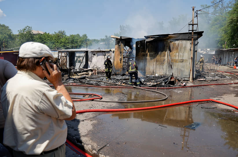 Пожарные тушат возгорание на рынке в Донецке