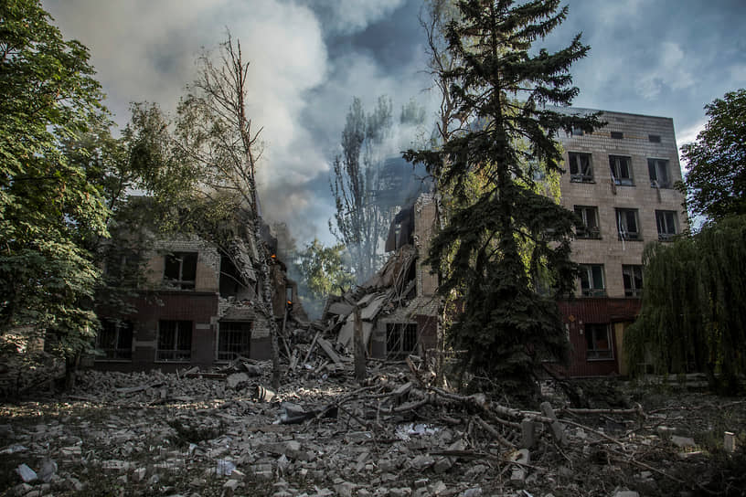 Дым над зданием в Лисичанске