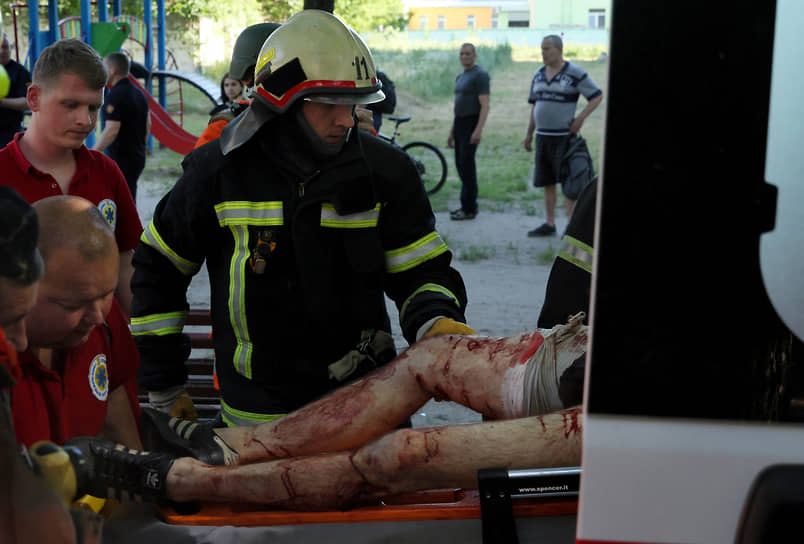 Спасатели увозят раненых после обстелов в Харькове