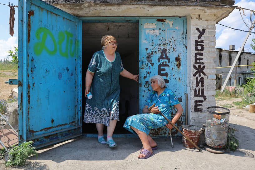 Местные жители у бомбоубежища в Лисичанске