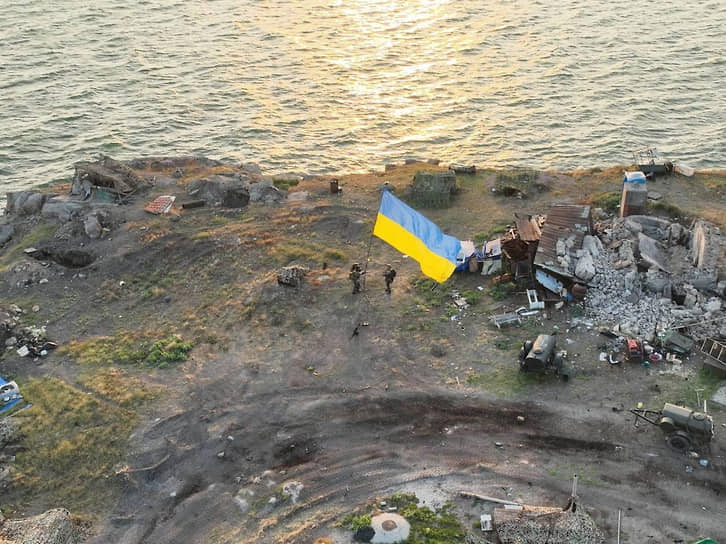 Украинские военнослужащие устанавливают флаг на острове Змеиный в Черном море 