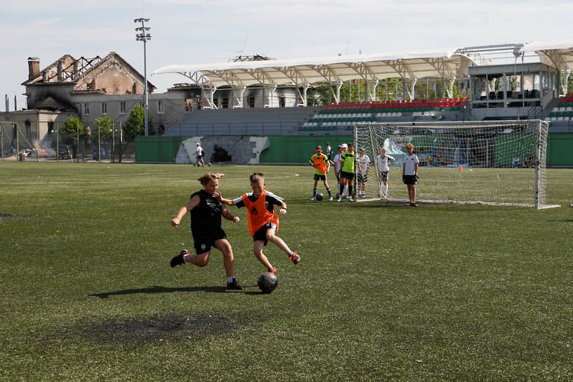 Юные игроки футбольного клуба «Олимп» на тренировке в городе Ирпень