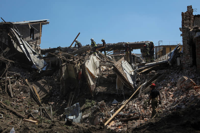 Спасатели убирают обломки жилого дома в Харькове 