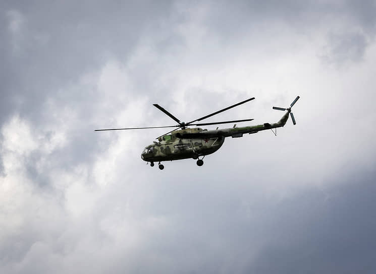 Российский вертолет над городом Попасная