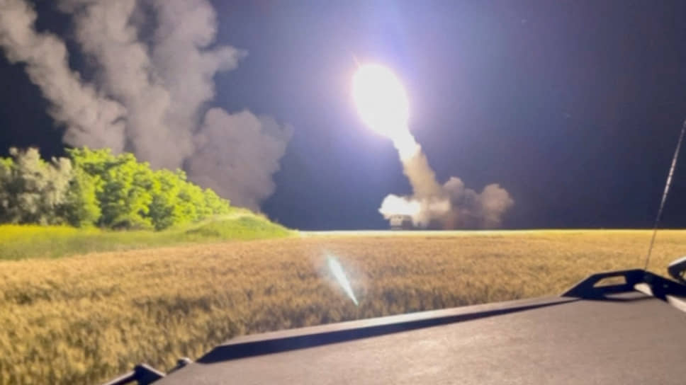 Высокомобильная артиллерийская ракетная система M142 стреляет в неизвестном месте на территории Украины