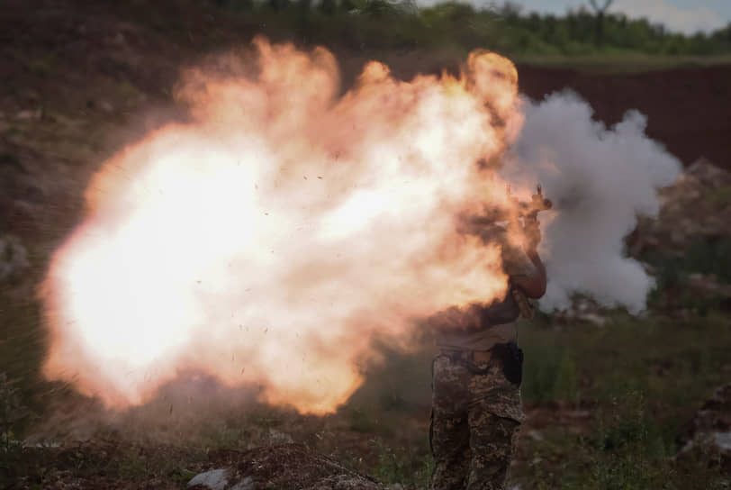 Украинский военнослужащий стреляет из РПГ на учениях в Донбассе  