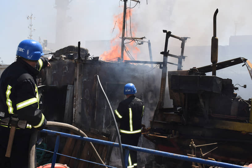 Пожарные в порту Одессы