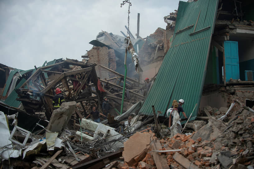 Спасатели работают на месте разрушенного здания Дома культуры в Чугуеве