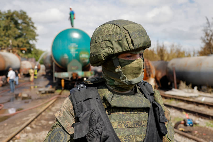 Российский военный на месте пожара на нефтебазе в Буденновском районе Донецка