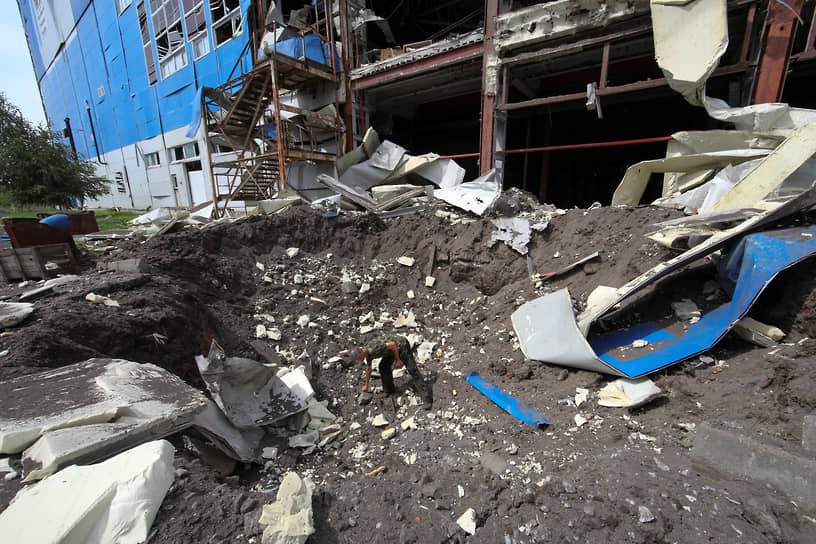 Последствия ракетного удара на территории стекольного завода в городе Мерефа Харьковской области