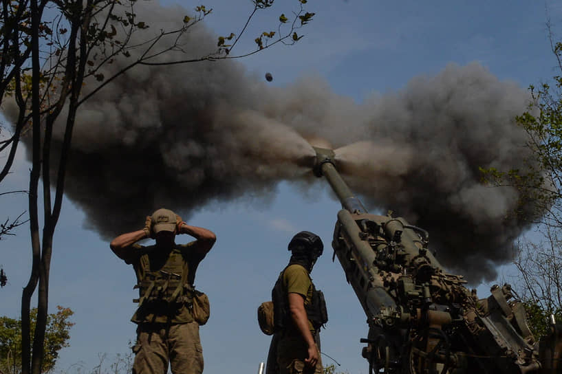 Украинские военнослужащие стреляют из гаубицы в Харьковской области