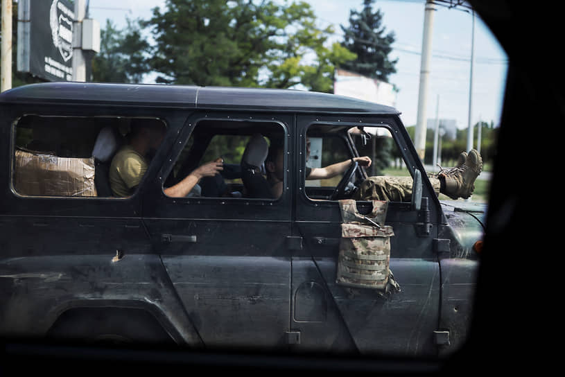 Украинские военнослужащие сидят в автомобиле с разбитыми окнами в Краматорске
