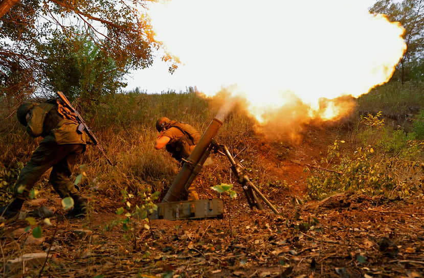 Военнослужащие стреляют из миномета около Донецка