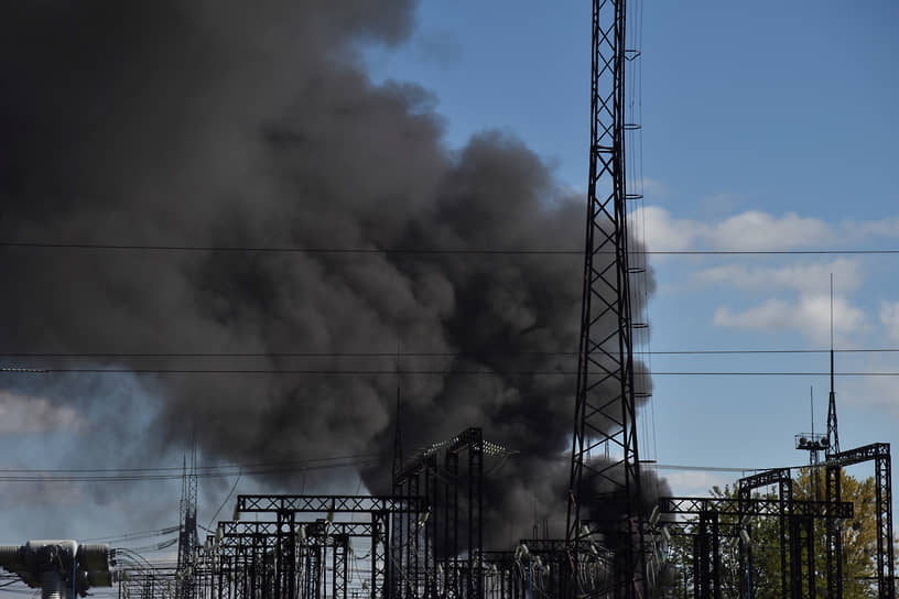 Дым над линиями электропередач после ракетного удара по Львову