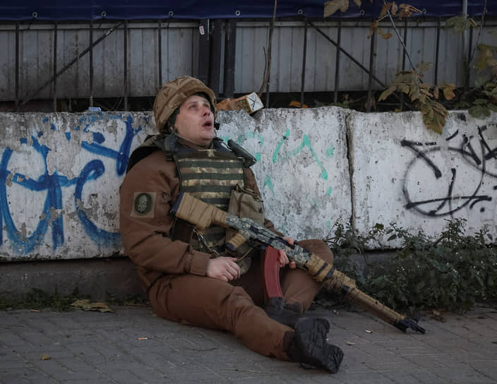 Украинский военнослужащий в укрытии, Киев
