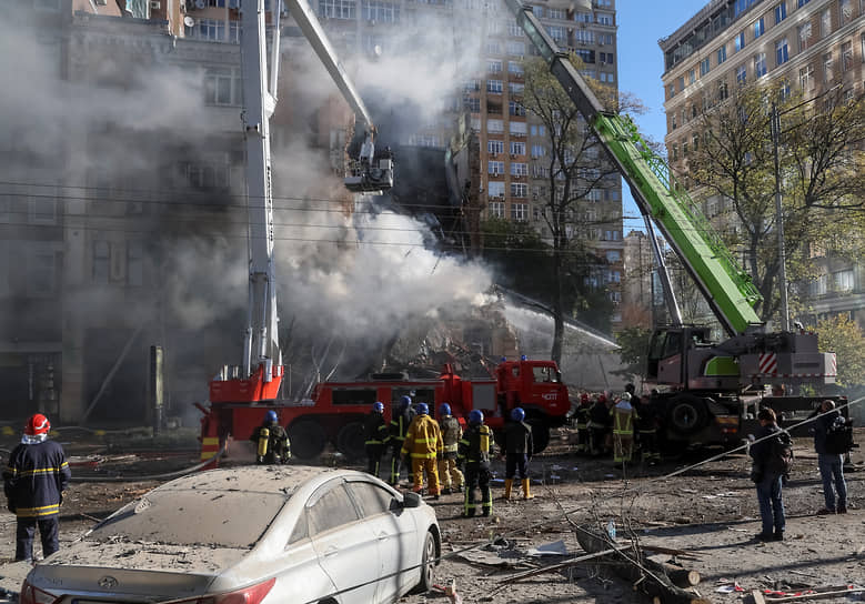 Киевские пожарные тушат возгорание в жилом доме, разрушенном в результате атаки беспилотника