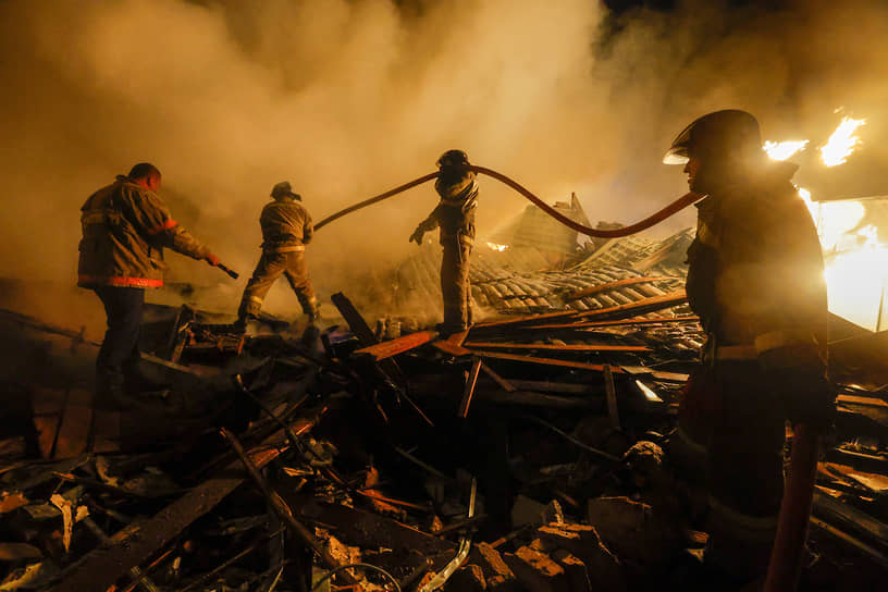 Пожарные тушат жилой дом в Донецке