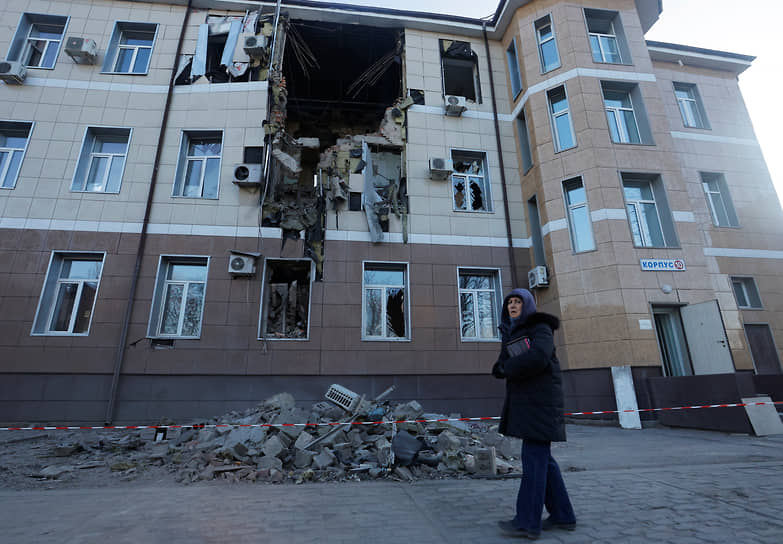 Пострадавшее здание больницы в Донецке
