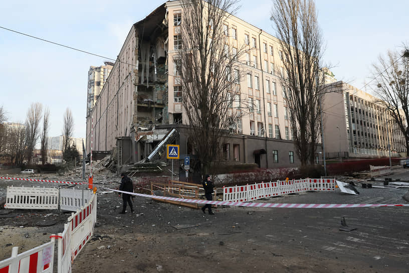 Здание, пострадавшее в результате обстрела в Киеве
