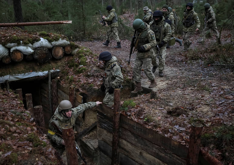 Украинские пограничники на позициях у границы с Беларусью