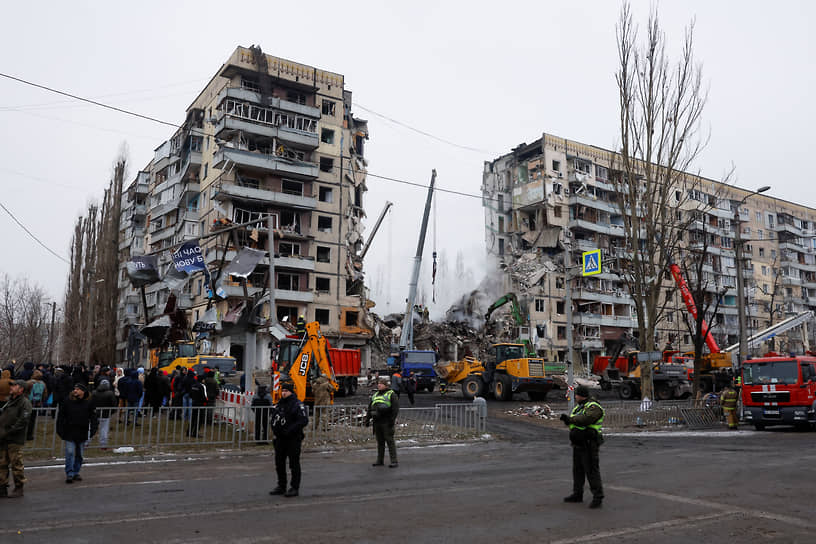 Спасатели работают на месте взрыва ракеты в жилом доме в Днепре (бывший Днепропетровск)