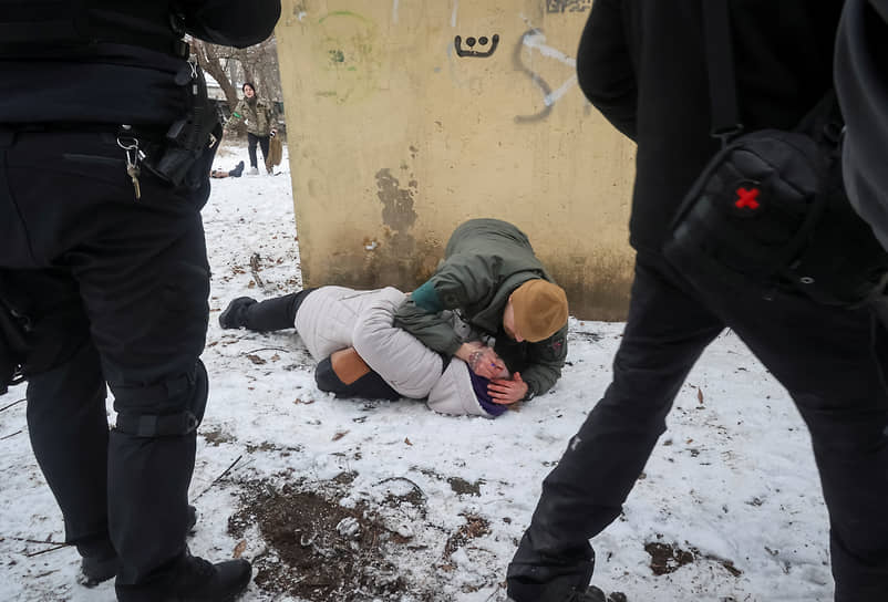 Военнослужащий оказывает помощь женщине, раненной в Краматорске