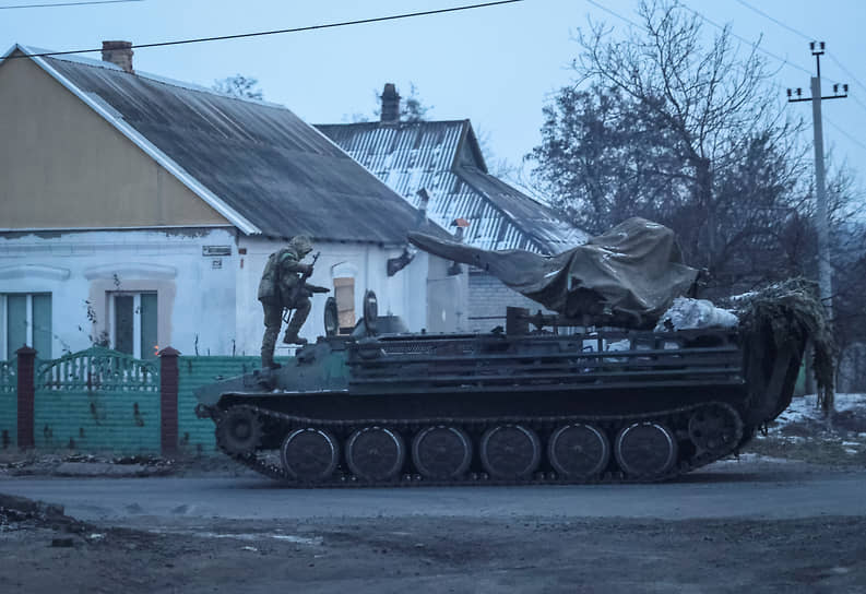 Украинский военнослужащий забирается в боевую машину в Бахмуте (Артемовске)