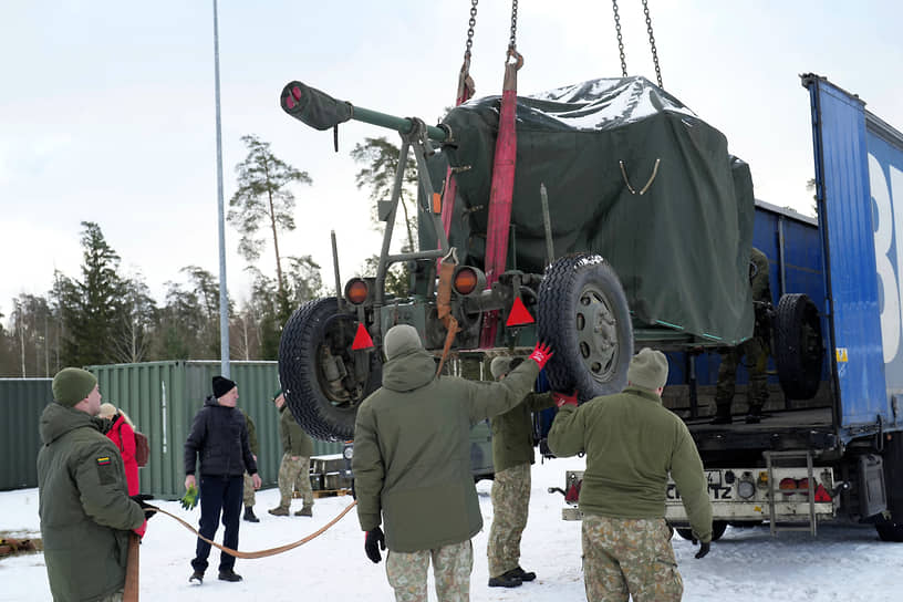 Зенитная пушка Bofors L70 готовится к отправке на Украину с военной базы в Радвилишкском районе Литвы