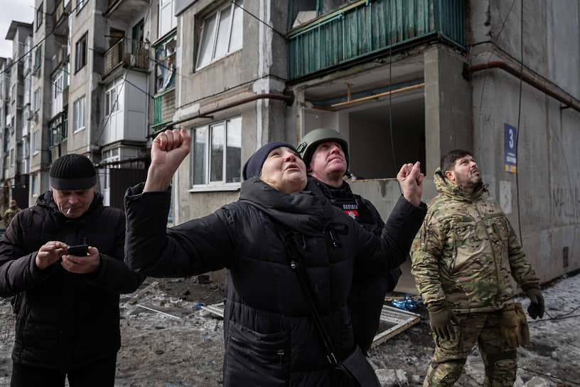 Женщина наблюдает за спасением брата из разрушенной ракетой многоэтажки в Покровске