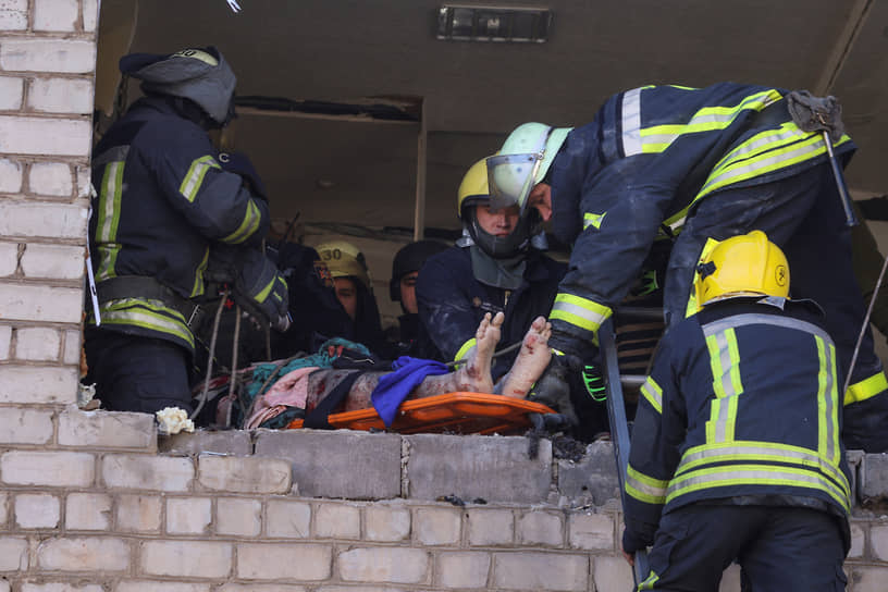 Спасатели эвакуируют пострадавшего из разрушенного дома в Краматорске 