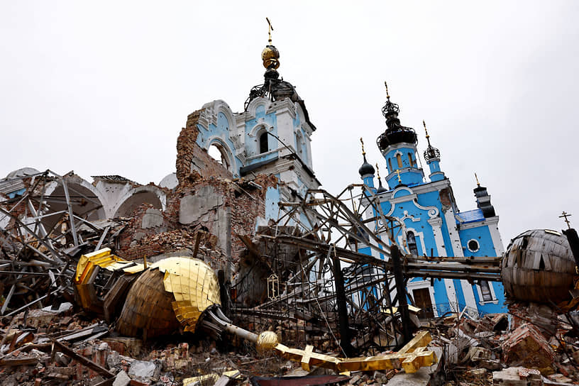 Разрушенный купол храма в Святогорской лавре в селе Богородичное под Славянском
