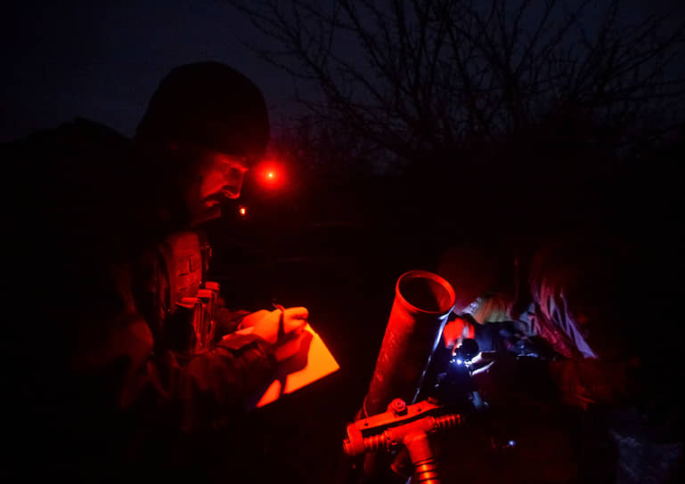 Украинские военные готовятся к стрельбе из миномета под Бахмутом (Артемовском)
