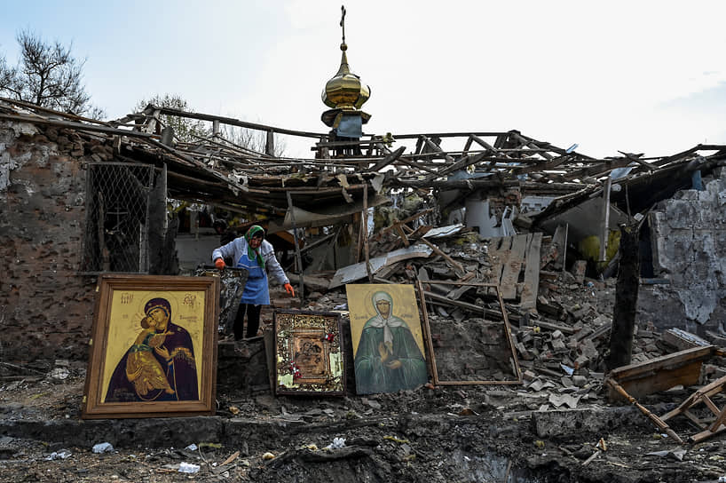 Иконы на месте разрушенной церкви в Запорожской области
