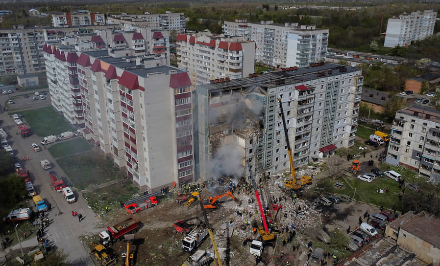 Вид с воздуха на пострадавший из-за ракетного обстрела жилой дом в городе Умань Черкасской области