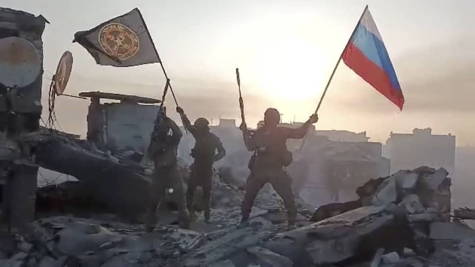 Бойцы ЧВК «Вагнер» машут флагами в честь взятия Артемовска (Бахмута)