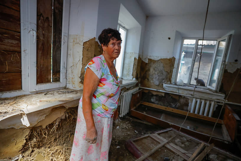 Жительница города Голая Пристань, пострадавшего после разрушения Каховской ГЭС, в своем доме