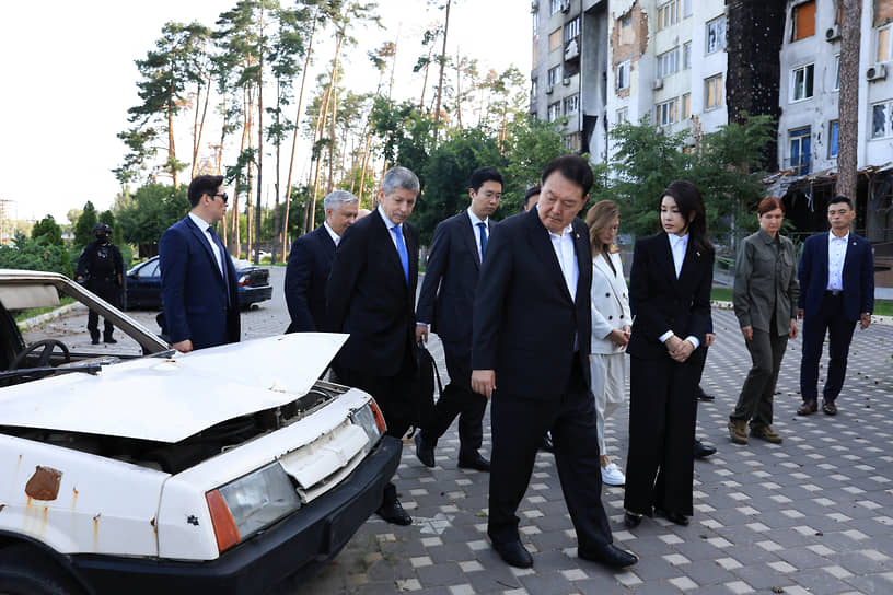 Президент Южной Кореи Юн Сок Ёль (в центре) и первая леди страны Ким Кеон Хи (третья справа) во время визита в Ирпень