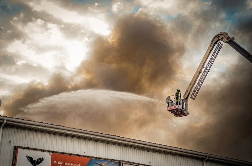 Пожарные тушат загоревшийся после обстрела склад в Одессе