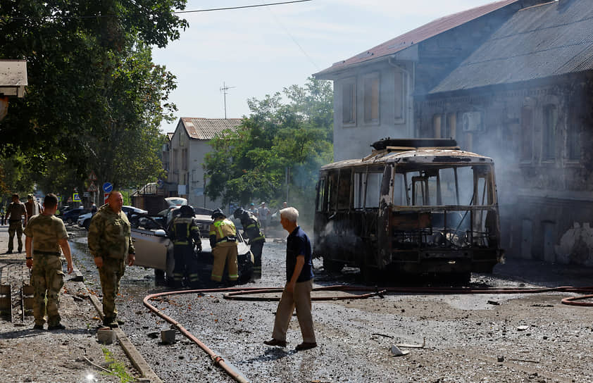 Спасатели работают на месте обстрела в Донецке