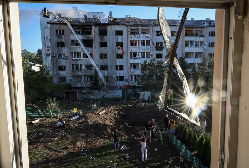 Спасатели тушат жилой дом после ракетного удара во Львове