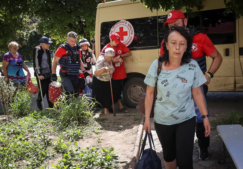 Волонтеры Красного Креста помогают местным жителям эвакуироваться из поселка Купянск-Узловой Харьковской области