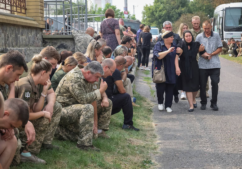 Прощание с украинскими летчиками, погибшими под Донецком