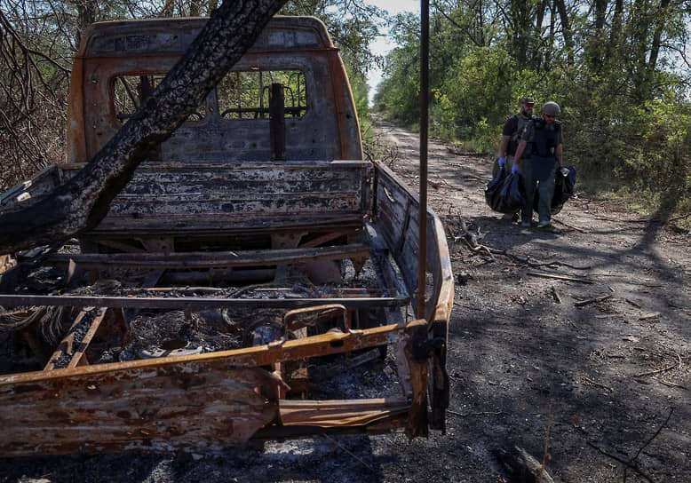 Украинские военнослужащие на дороге возле села Благодатное под Донецком