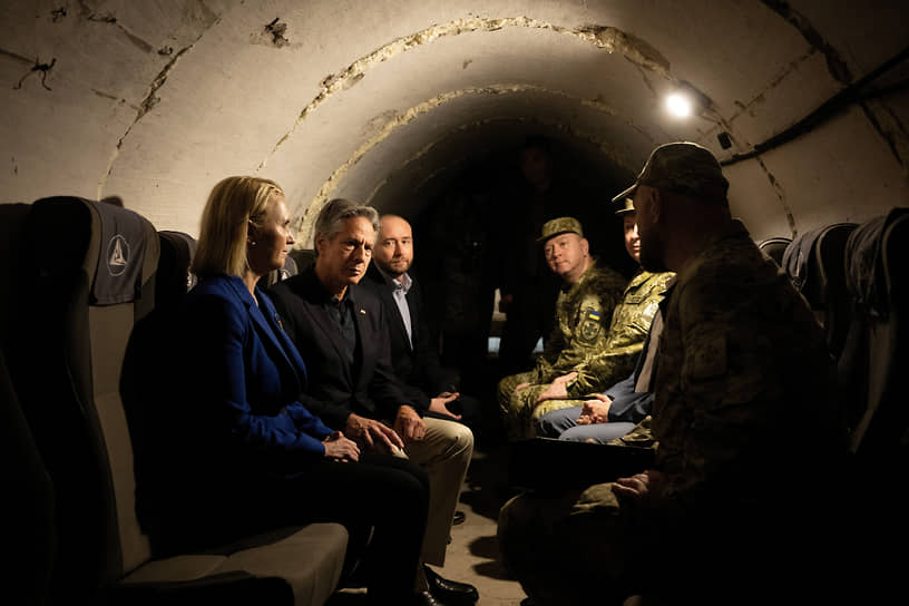Госсекретарь США Энтони Блинкен осматривает бункер вместе с послом США в Украине Бриджит Бринк 