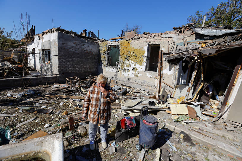 Женщина около своего дома в Донецке 