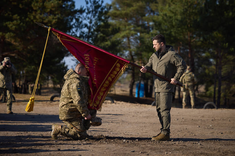 Президент Украины Владимир Зеленский вручает боевой флаг военнослужащему