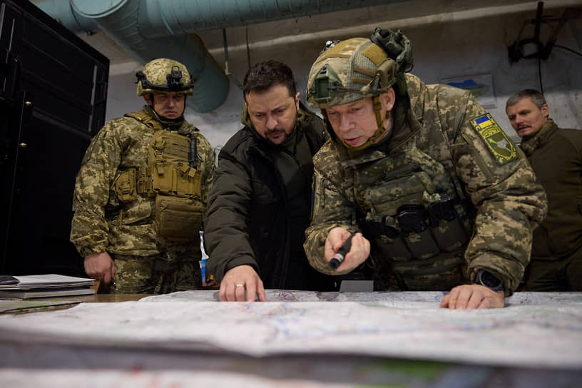 Президент Украины Владимир Зеленский (второй слева) и командующий сухопутными войсками генерал-полковник Александр Сырский (второй справа) в Купянске